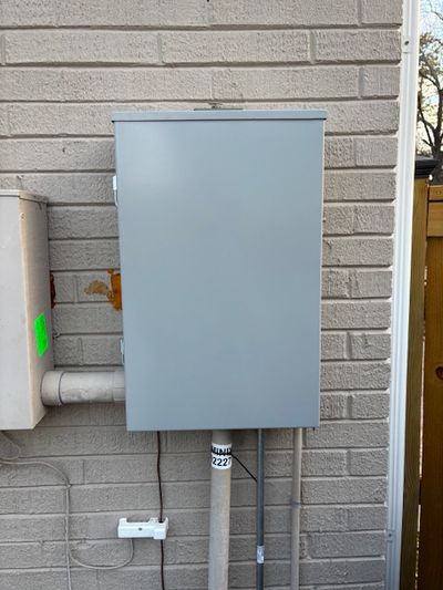 Residential 200 amp main panel emergency replacement with new meter base and service entrance